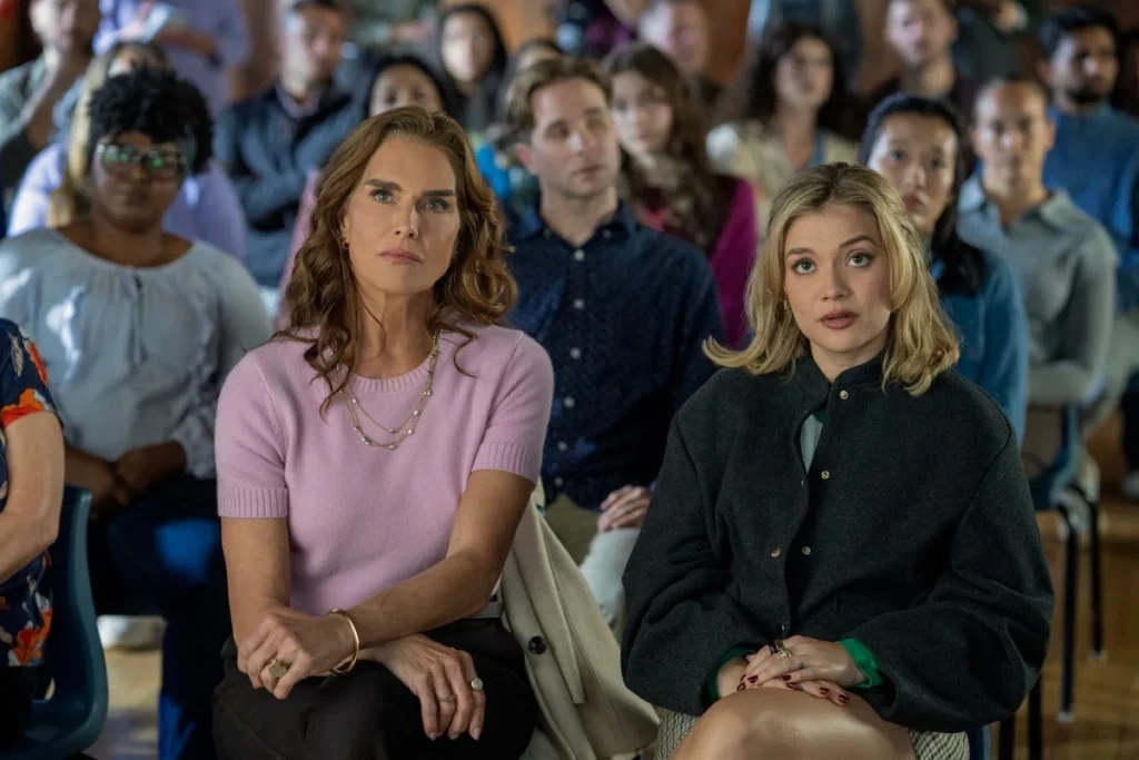 Allie Chandler played by Brooke Shields sitting next to Andi Walker in an audience during an episode of You're Killing Me.