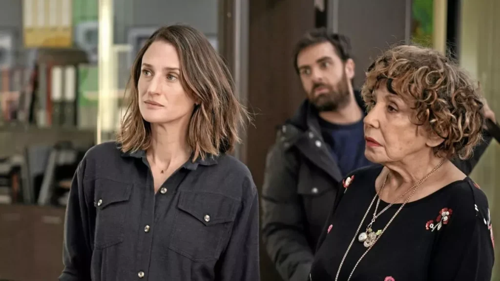 Andrea, Gabriel, and Arlette looking concerned while solving a crisis in a scene from the Dix Pour Cent movie.